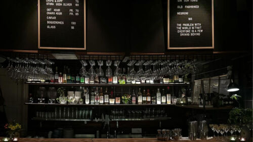 En mörk bar med flaskor och glas